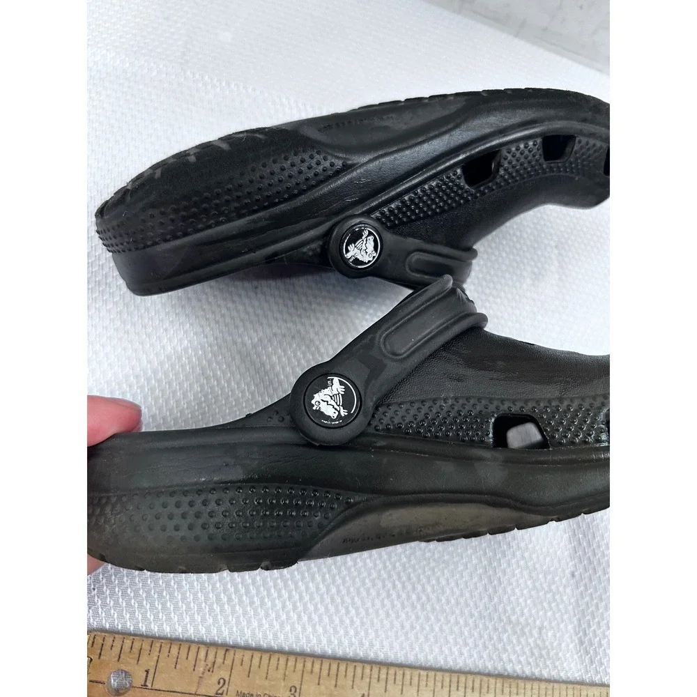 Crocs Classic Clog Size J2 Black Slip On Water Friendly Kids Shoes